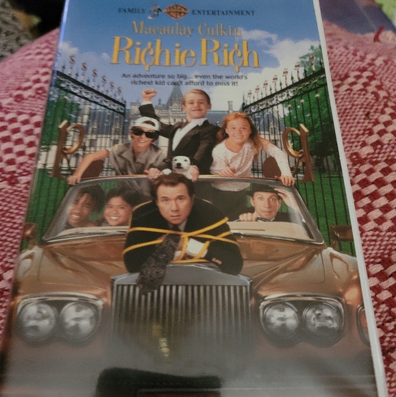 MACAULAY CULKIN-" RICHIE RICH"- A BIG ADVENTURE - Picture 1 of 2